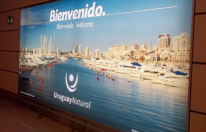 bienvenido a uruguay cartel en aeropuerto